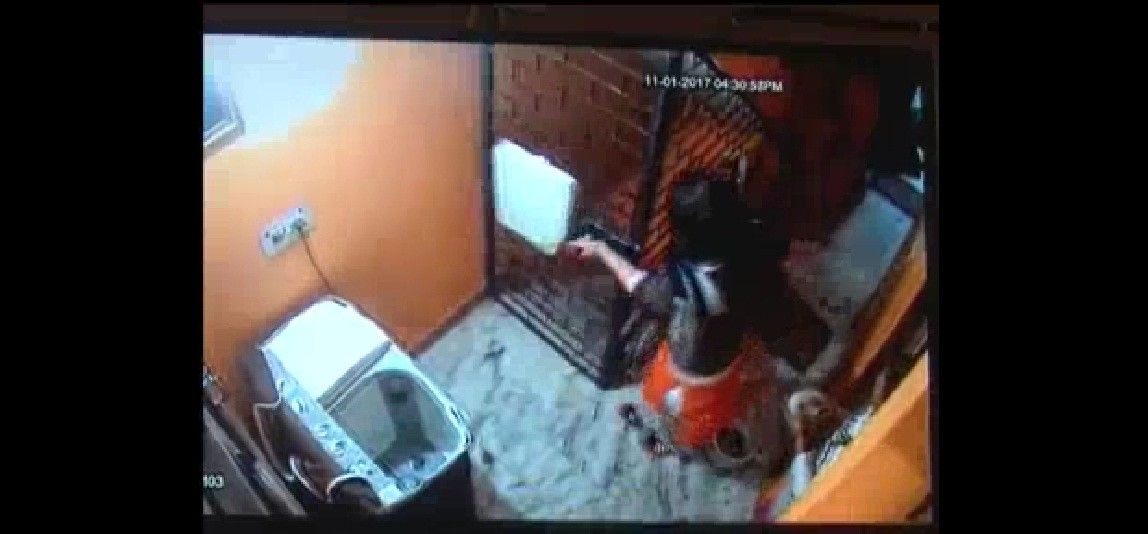 दिल्ली की बेरहम मां पर मामला दर्ज, पिटाई के बाद सीढ़ियों से फेंका था बच्चा, देखें वीडियो