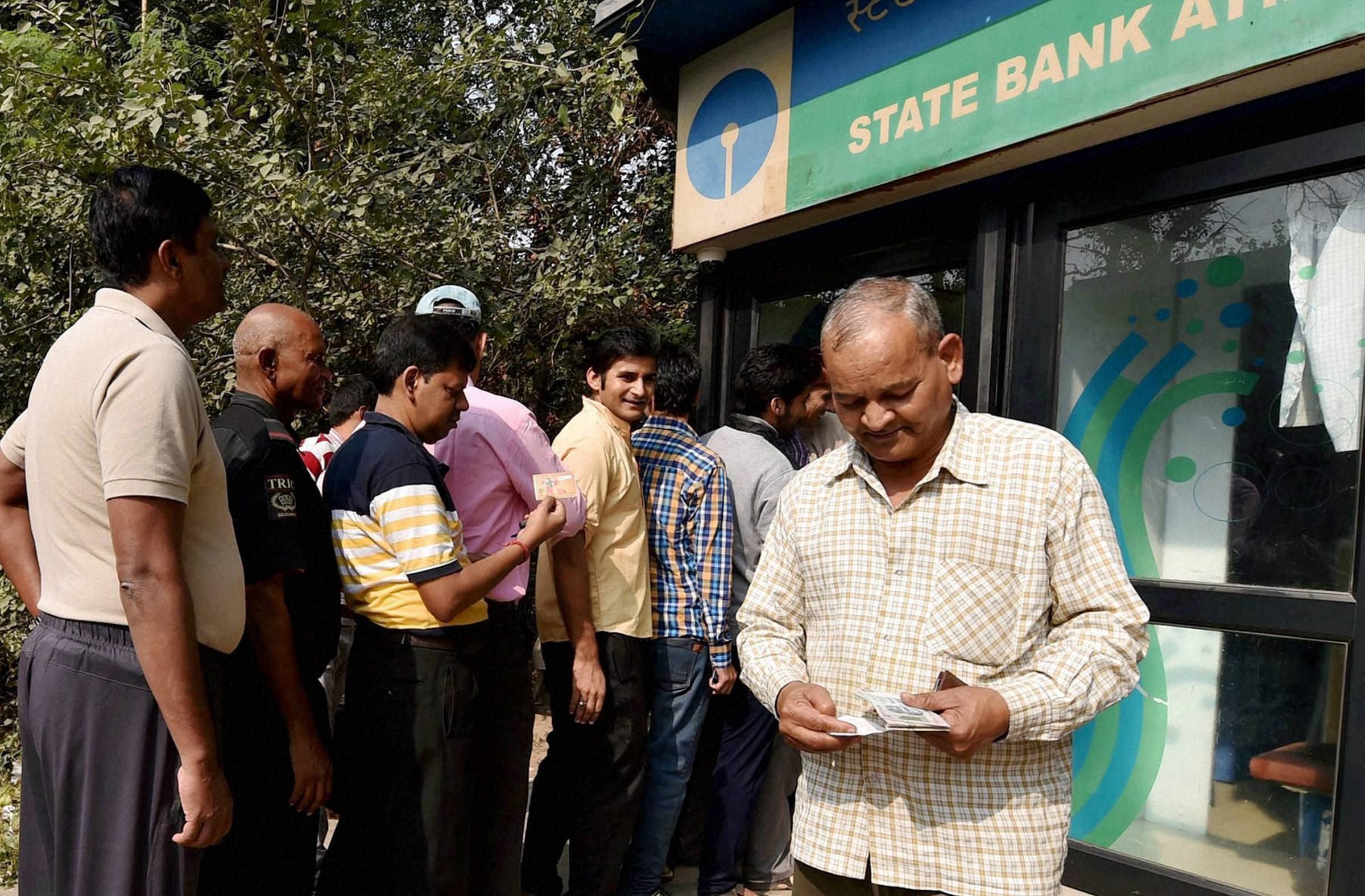 बैंकों में लाइनें हुई छोटी लेकिन ATM पर लंबी प्रतीक्षा जारी 