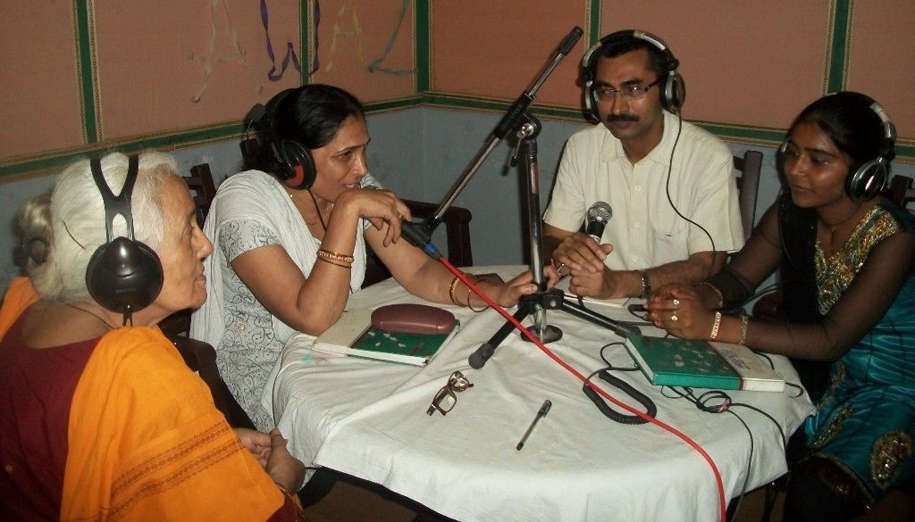 सामुदायिक रेडियो ग्रामीणों के लिए जानकारी का सशक्त माध्यम 