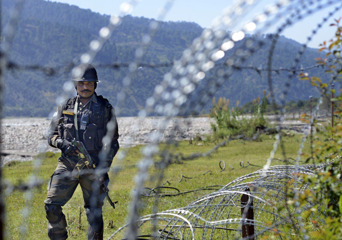 सीमापार से तीसरे दिन पाकिस्तान ने किया संघर्ष विराम का उल्लंघन, दो की मौत