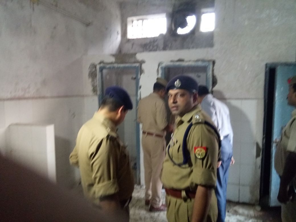 लखनऊ : जिला जज कोर्ट में धमाका, टॉयलेट के फ्लश टैंक में रखा था विस्फोटक