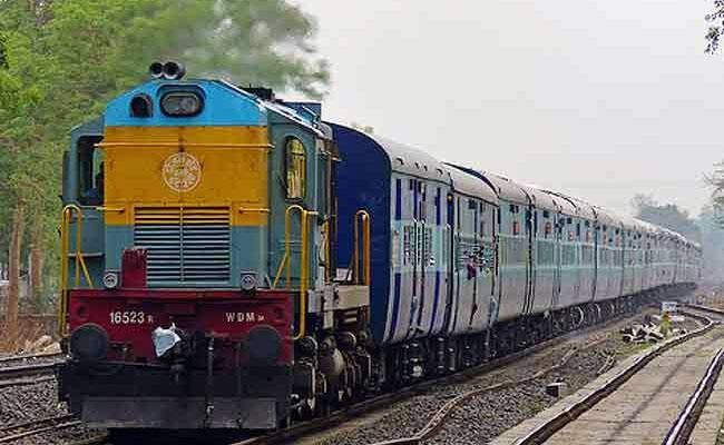 जौनपुर में खाद भंडार में चल रही थी ट्रेन टिकट की दलाली