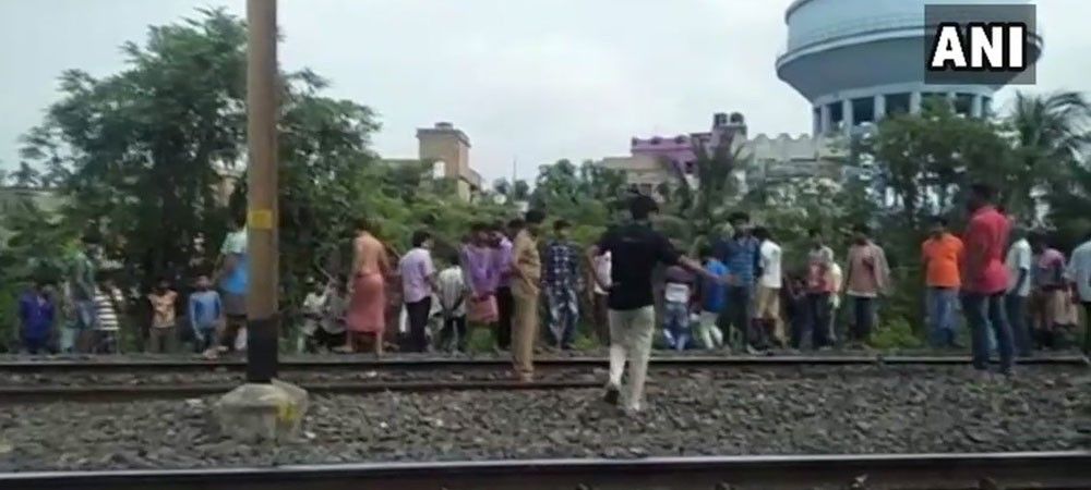 कोलकाता: दमदम छावनी रेलवे लाइन पर बम विस्फोट, एक की हालत गंभीर