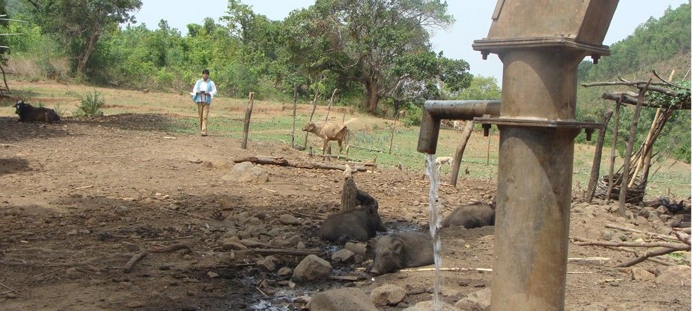 हैंडपंप का गंदा पानी पी रहे ग्रामीण 