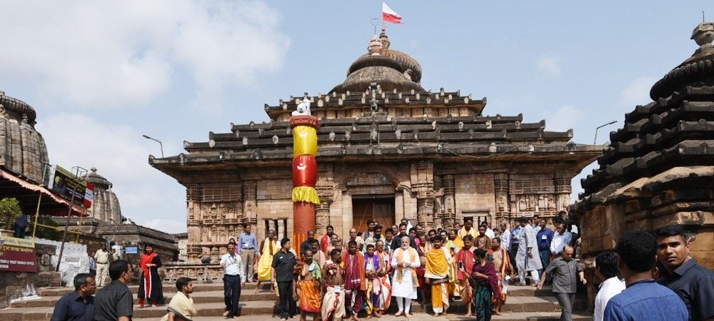 ओडिशा के लिंगराज मंदिर में प्रधानमंत्री मोदी ने  देश के कल्याण और ‘स्वच्छ भारत’ के लिए प्रार्थना की