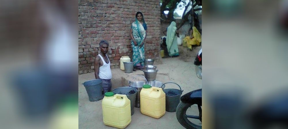 हैंडपम्प के खराब होने से ग्रामीणों को पानी के लिये हो रही परेशानी