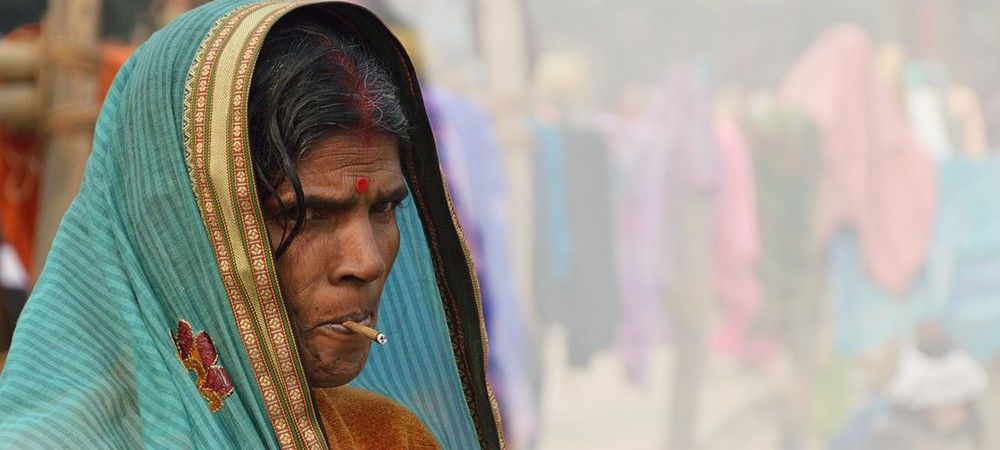 जानें भारत में कितनी महिलाएं चबाती हैं तंबाकू, हर साल होती हैं कितनी मौत