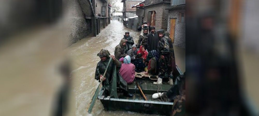 जम्मू-कश्मीर में बाढ़ जैसे हालात, हिमस्खलन की चपेट में आई सेना की पोस्ट, पांच जवान दबे, बचाव कार्य जारी