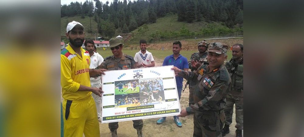 कश्मीर में दिलों की दूरियां कम करने के लिए खेली जा रही फ्रेंडली क्रिकेट सीरीज