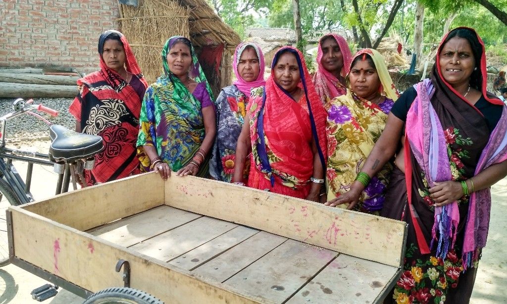 ग्रामीण महिलाएं बचत के रुपए से कर रही हैं रोजगार