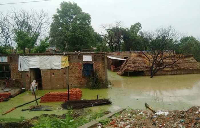 यूपी के बलरामपुर ज़िले में बाढ़ से थमा जनजीवन