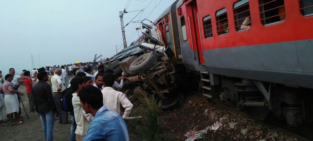 यूपी में पांच दिन में दूसरा रेल हादसा: कैफियत एक्सप्रेस डंपर से टकराई, 74 जख्मी
