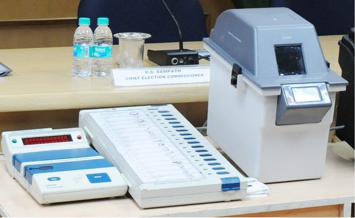 निर्वाचन आयोग ने  कहा, ईवीएम के साथ कागज की पर्ची देने वाला लगेगा उपकरण 