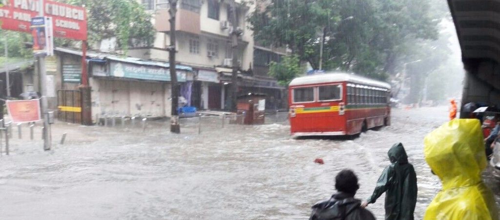 भारी बारिश ने रोकी मुंबई की रफ्तार, जनजीवन, ट्रेन सेवाएं बाधित