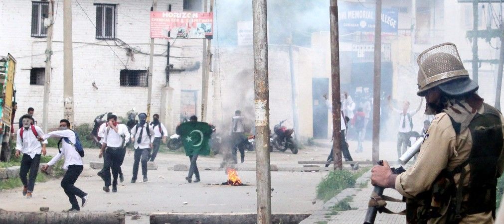 दक्षिण कश्मीर के शोपियां जिले में आतंकियों की मौजूदगी की सूचना पर सुरक्षा बलों का तलाशी अभियान शुरू 