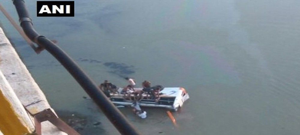 राजस्थान: बस नदी में गिरी 25 लोगों की मौत