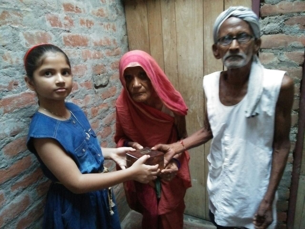 दाने-दाने को मोहताज बुजुर्ग दंपति को बच्ची ने गिफ्ट की अपनी गुल्लक, दर्दभरी है इनकी कहानी