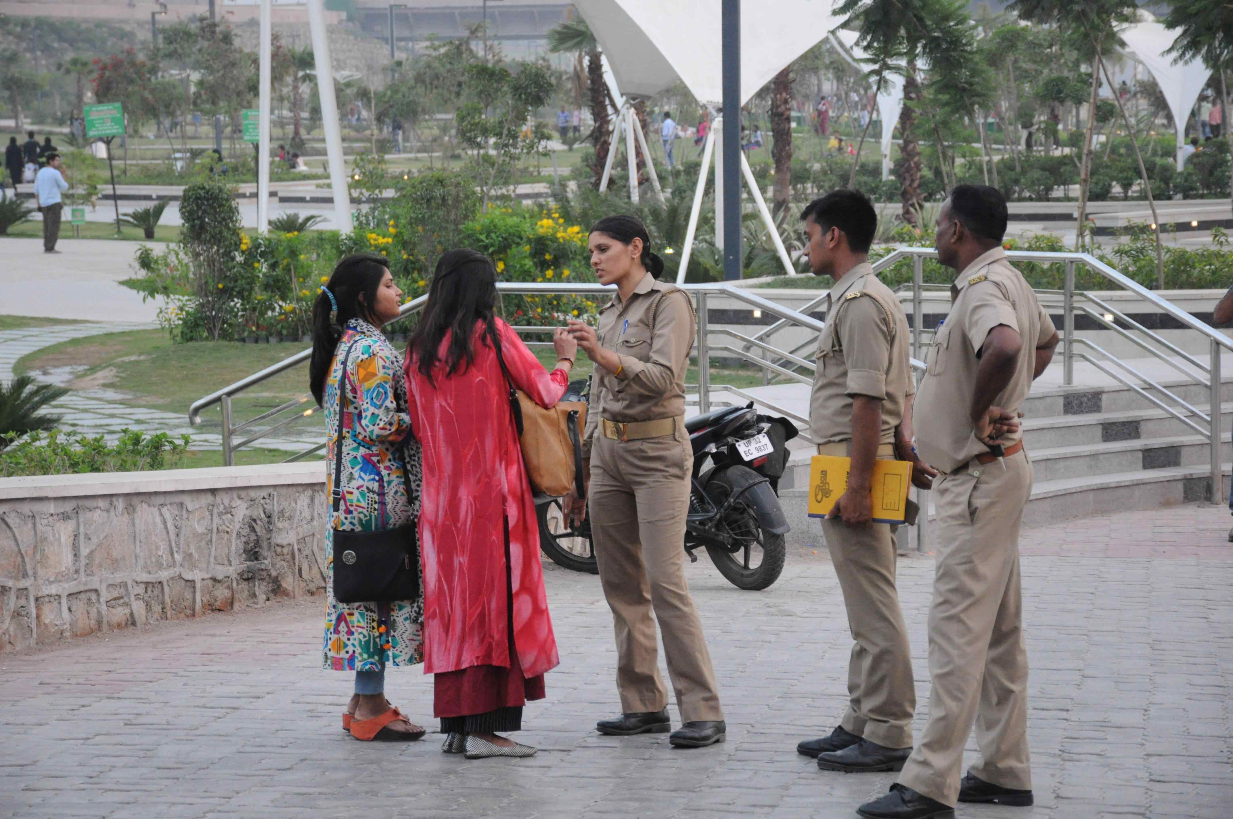 कानपुर की महिलाओं ने की एंटी रोमियो की  स्क्वॉयड की सराहना