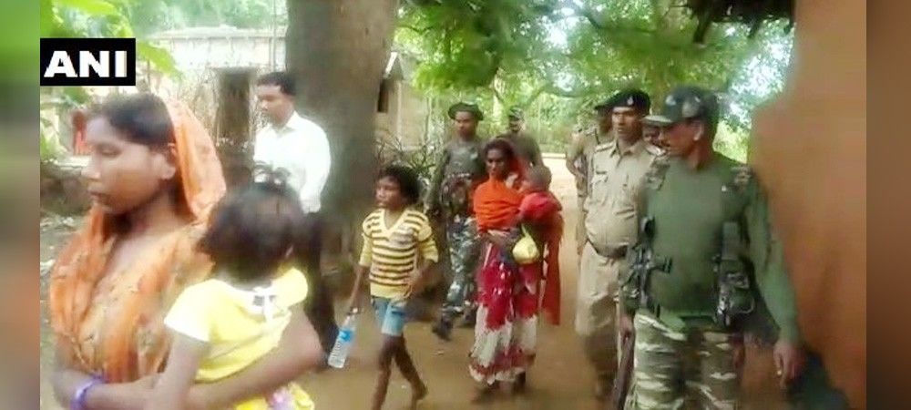 झारखंड : भूख से मरी बच्ची की मां को दबंगों ने गाँव से निकाला, पुलिस सुरक्षा में लौटी गाँव 
