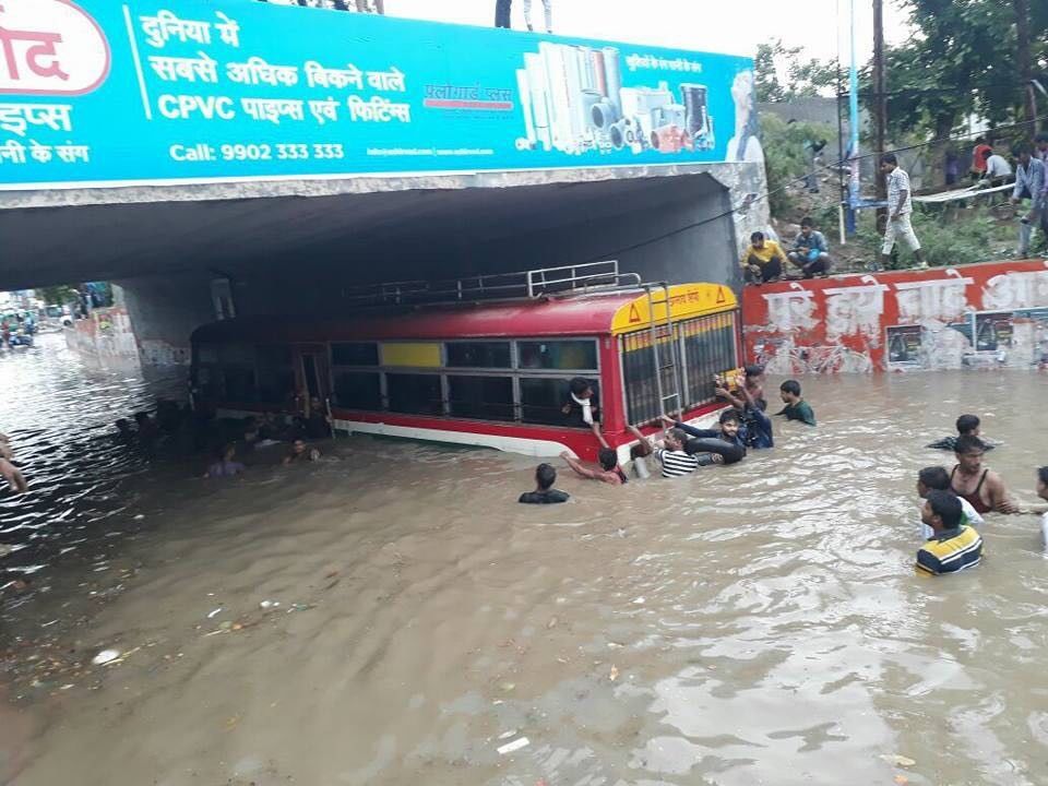 बारिश के बाद लखनऊ का बुरा हाल, बस में भरने लगा पानी, देखिए फिर यात्रियों ने कैसे बचाई अपनी जान