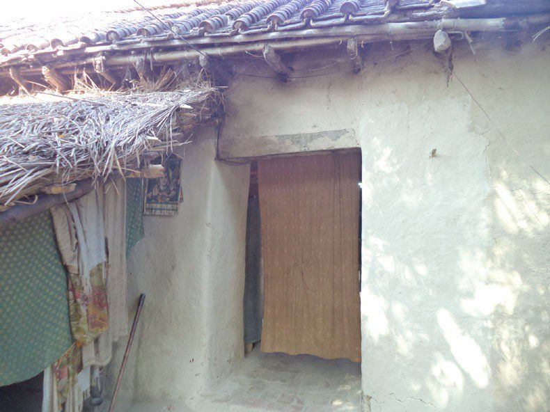 एक गाँव जहां लोग घरों में नहीं लगाते दरवाजे