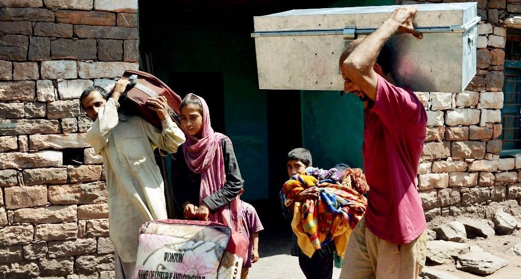 जम्मू एवं कश्मीर : भारी गोलीबारी के चलते सीमावर्ती गाँवों के करीब 900 लोगों ने  छोड़ा घर