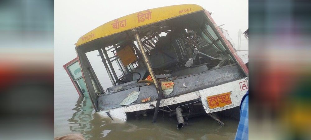बांदा: कोहरे की वजह से नदी में गिरी बस, ड्राइवर की मौत, चार घायल 