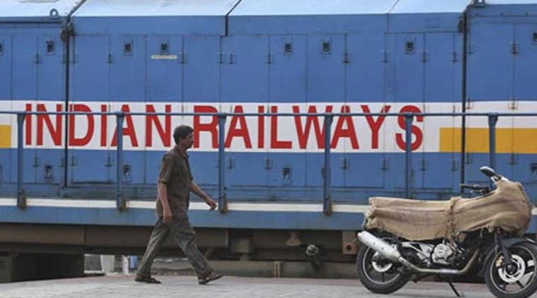 आईटी सेक्टर के बाद अब रेलवे कर्मचारियों के आ सकते हैं बुरे दिन, 11,000 नौकरियों पर खतरा 