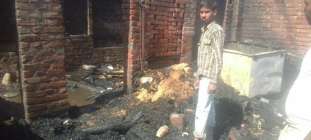 आग के साथ जली ग्रामीणों की गृहस्थी, लाखों का नुकसान