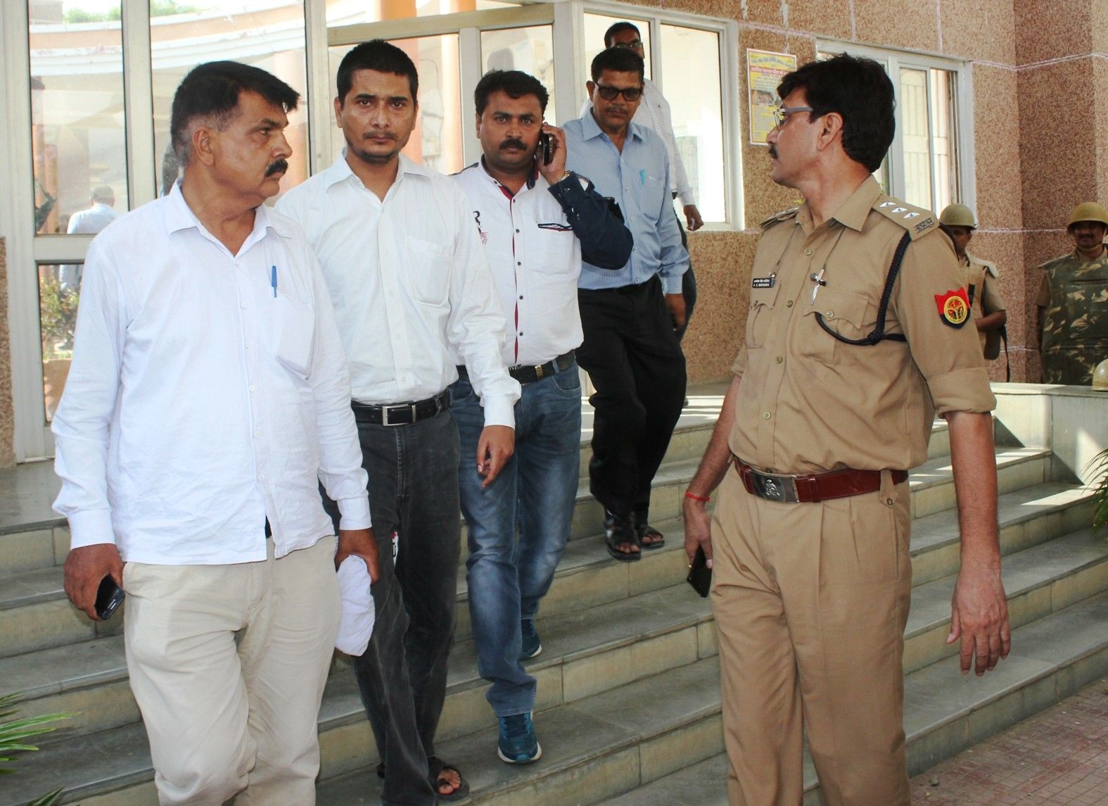 खनन के टेंडर को लेकर कन्नौज में लखनऊ के ठेकेदारों को दौड़ाया, यूपी पुलिस की गाड़ियां रोकीं  