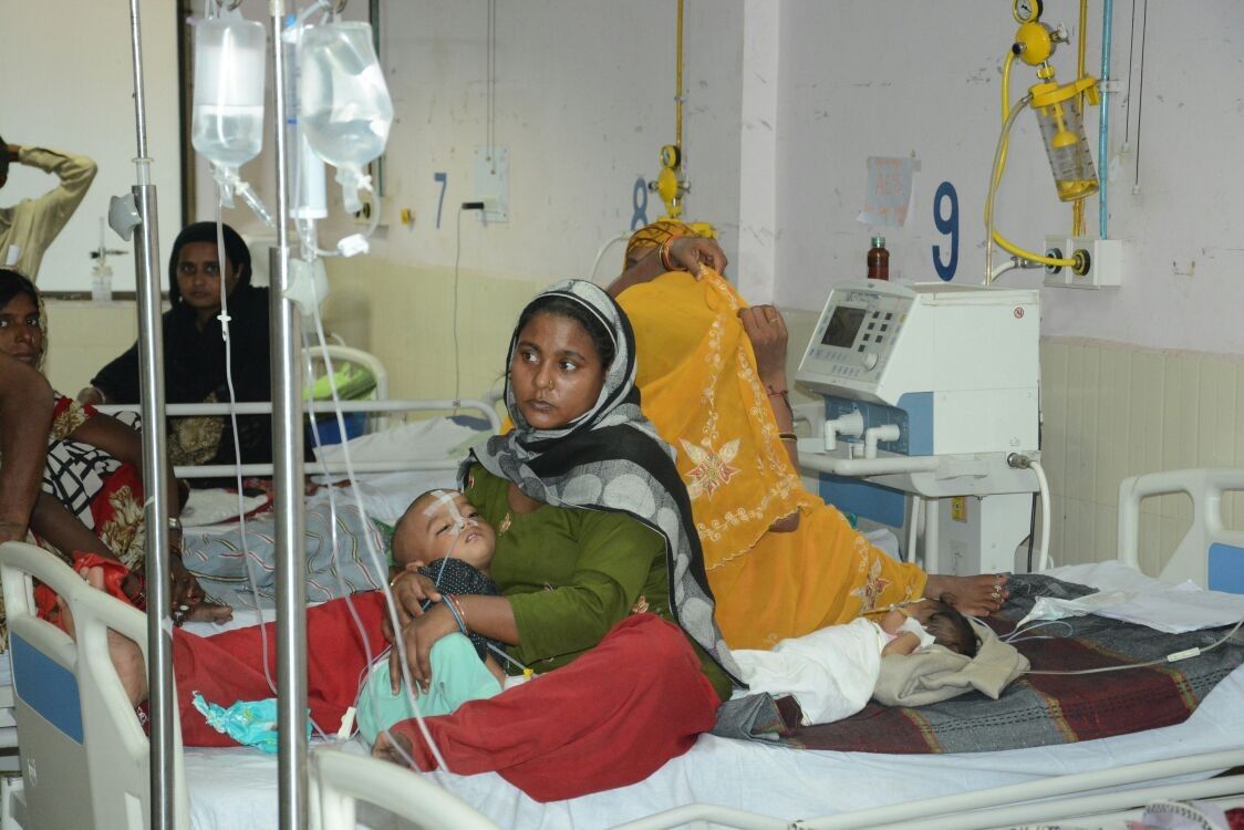 गोरखपुर : मेडिकल कॉलेज में 5 दिनों में हो चुकी है 60 बच्चों की मौत 
