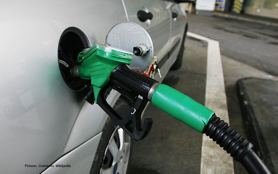 तीसरी बार पेट्रोल पर वैट की दर कम करने से गोवा में पेट्रोल के दाम में  कमी