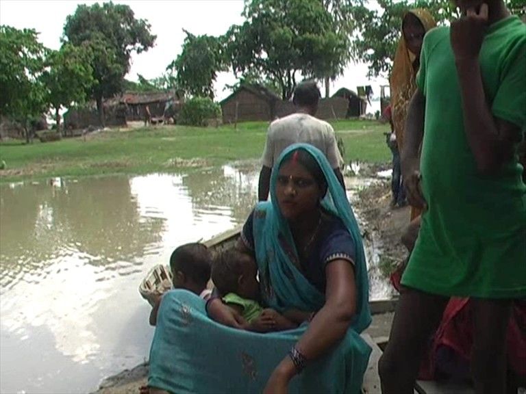 नेपाल से लगातार छोड़े जा रहे घाघरा नदी में पानी से बाराबंकी के हाल हो रहे बेहाल 