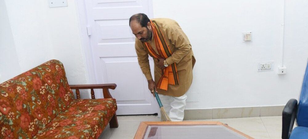 यूपी में स्वच्छ भारत अभियान को लगे पर, अपने दफ्तर में झाड़ू लगाते इस मंत्री को पहचानते हैं आप ?