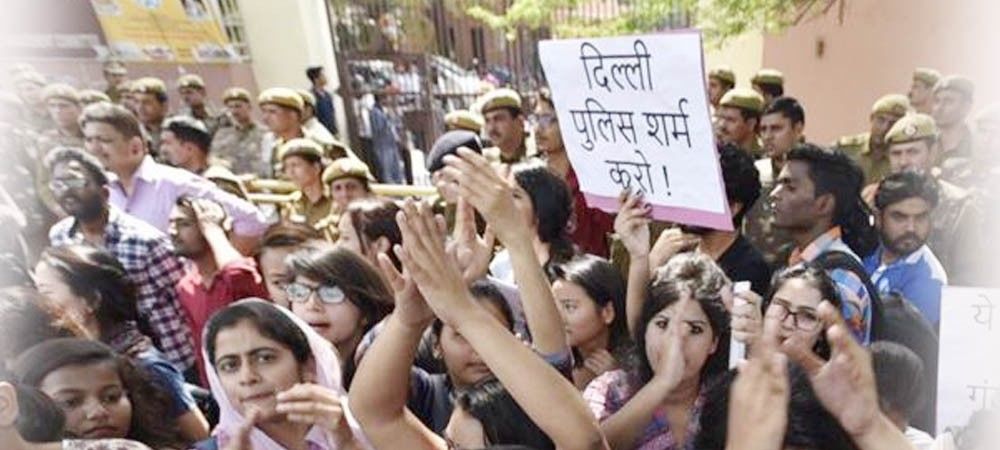 दिल्ली विश्वविद्यालय में छात्रों ने एबीवीपी व दिल्ली पुलिस के खिलाफ नारेबाजी की