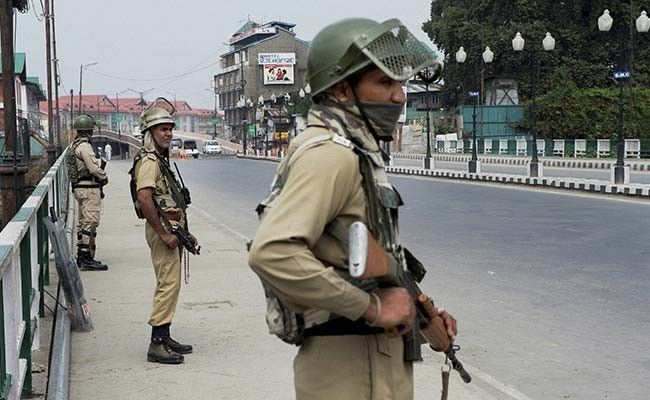 कश्मीर में प्रतिबंध जारी, जनजीवन अब भी बाधित