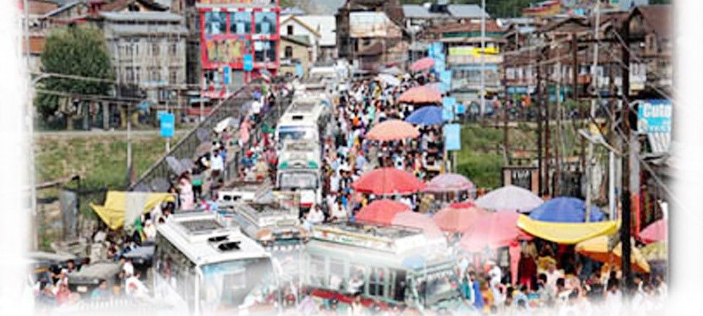 कश्मीर में ईद का सामान खरीदने बाजार में उमड़ी भीड़, मंंडियों और कश्मीरियों के चेहरे पर    रौनक