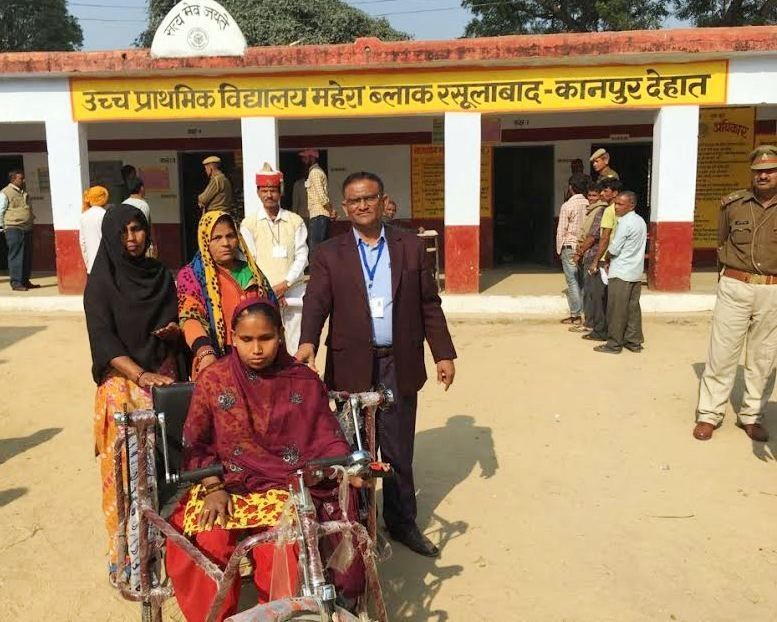 कानपुर देहात में बुजुर्ग और दिव्यांग मतदाताओं का गुलाब देकर किया गया स्वागत 