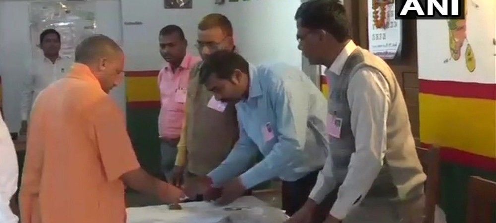 फूलपुर और गोरखपुर में मतदान शुरू, योगी आदित्यनाथ ने डाला वोट