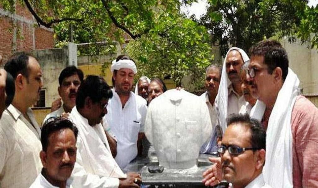 मिर्जापुर में टूटी मिली  राजीव गांधी की प्रतिमा, आक्रोश