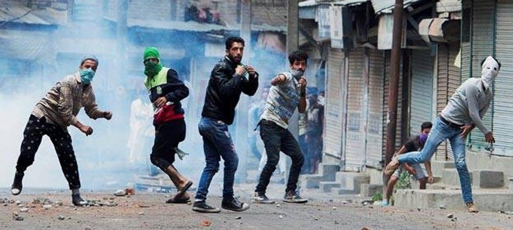 जम्मू-कश्मीर: ईद पर भी बाज नहीं आए पत्थरबाज, सीआपीएफ कैंप पर किया हमला
