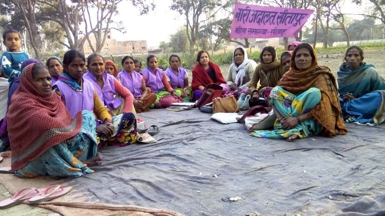 ग्रामीण महिलाओं की आवाज़ बनी नारी अदालत