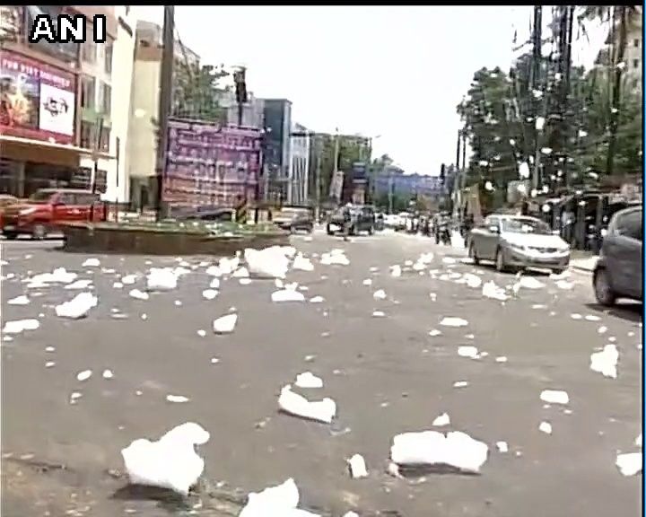 बेंगलुरु की सड़कों पर ‘सफेद आफत’, लोगों को हो रही परेशानी