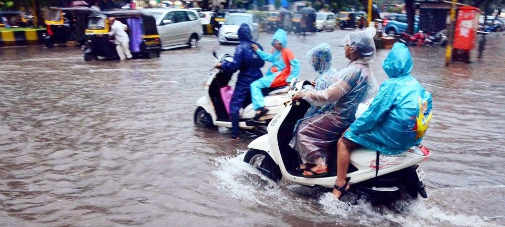 भारी बारिश से फिर ठहरी मुंबई, बस-रेल-हवाई यात्रा प्रभावित, स्‍कूल कॉलेज बंद