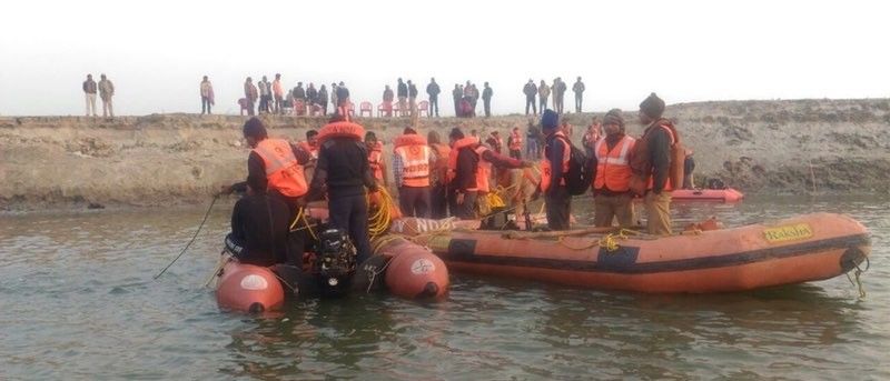 नाव पलटने से दो महिलाओं की डूबकर मौत