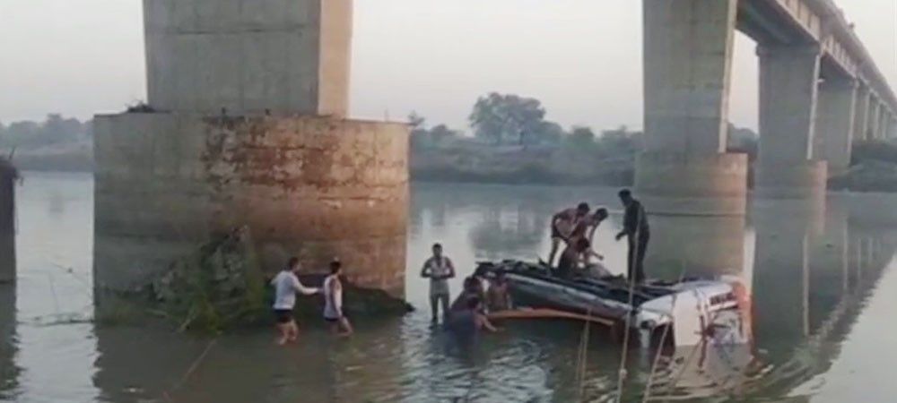 राजस्थान में यात्रियों से भरी बस नदी में गिरी, 32 की मौत  