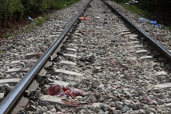 पुलिस ने नहीं उठाई रेलवे ट्रैक पर पड़ी लाश 