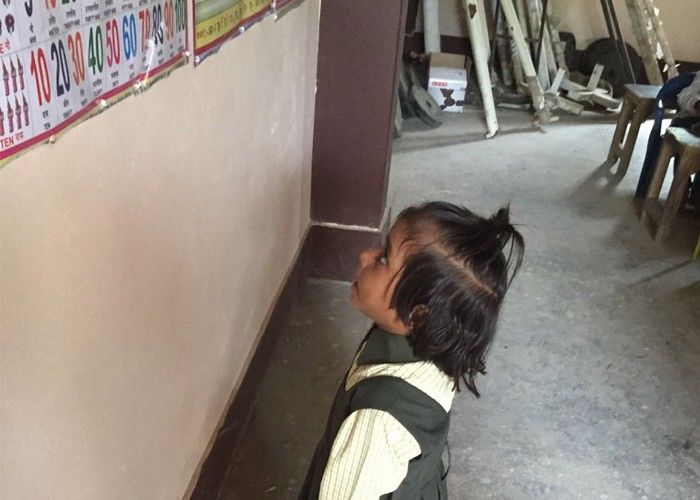 इस ग्रामीण स्कूल में LKG की बच्ची पढ़ाती है अंग्रेजी में पहाड़ा