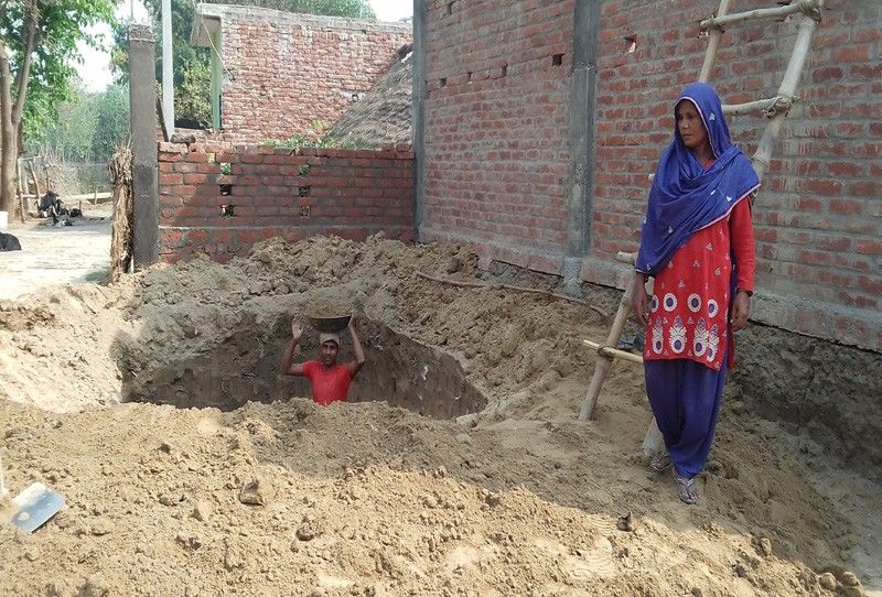 बहू के लिए ज़मीन गिरवी रखकर महिला बनवा रही शौचालय