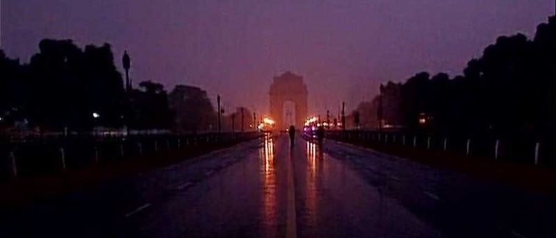 दिल्ली के कई इलाकों में हल्की बारिश, सात डिग्री तक पारा गिरा     